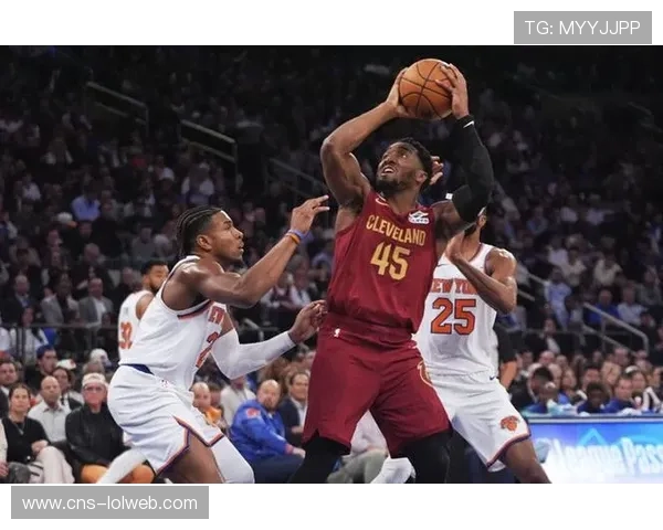 尼克斯骑士圣诞大战打出季后赛强度，米切尔空砍高分